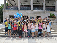 Participating students of 2015 visit the Stanley Market